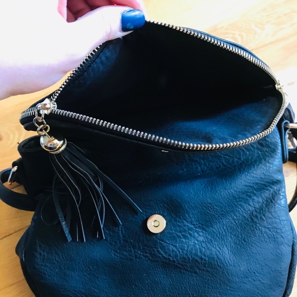 Vegan cross body bag with tassels - Picture 2 of 6